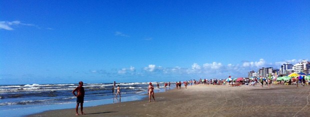 Praia de Capão da Canoa tem clima ensolarado nesta segunda (Foto: Francine Rabuske/RBS TV)