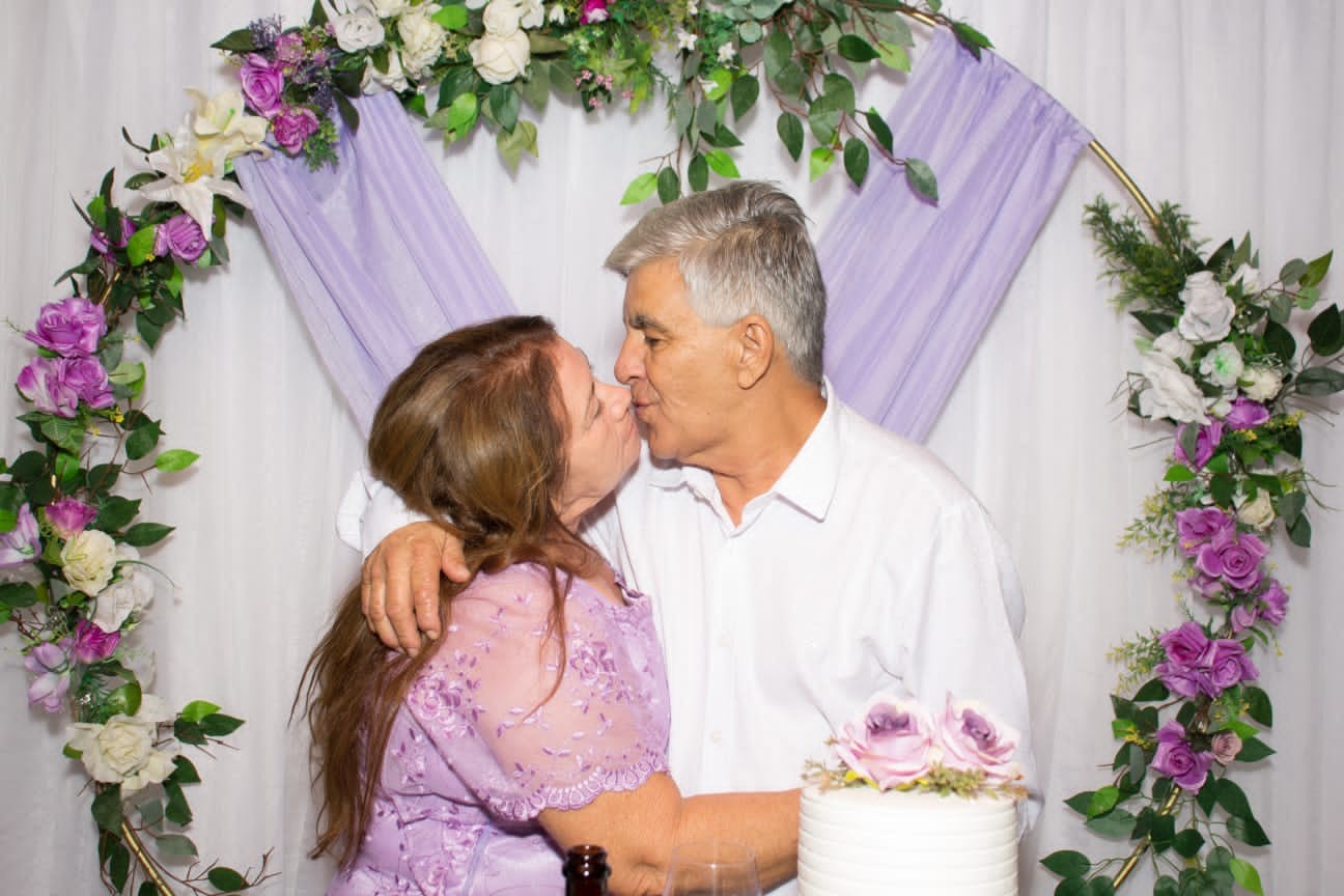 Casal que namorou na adolescência se reencontra e se casa 40 anos depois: 