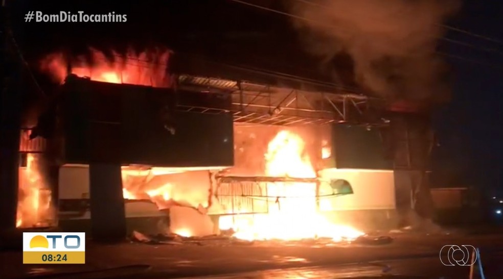 Loja de peças pega fogo em Araguaína  — Foto: Reprodução 