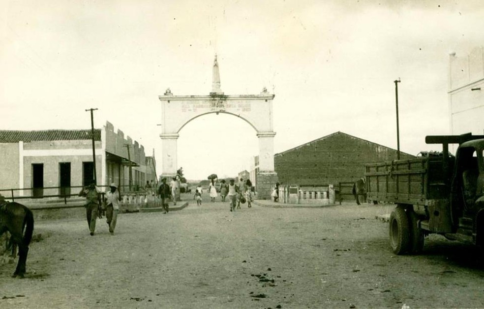 Arco em homenagem à santa foi inaugurado no Centro de Crateús quando a imagem da cidade de Fátima, em Portugal, passou pela cidade, em novembro de 1953 (Foto: Arquivo pessoal)