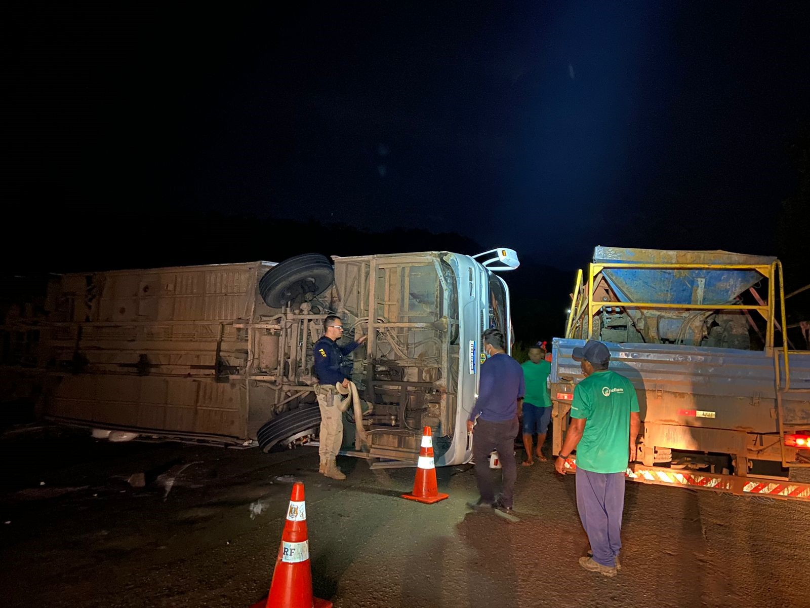 Ônibus tomba e deixa quatro feridos na BR-222, em Açailândia