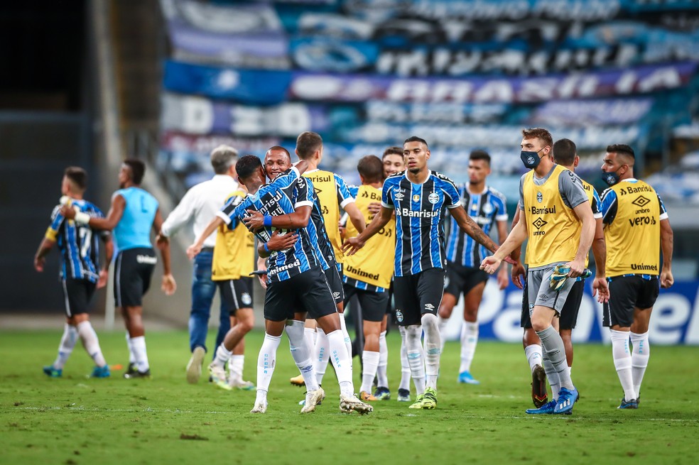 Léo Chú, Léo Pereira e Ruan após vitória do Grêmio no Gre-Nal — Foto: Lucas Uebel/Grêmio