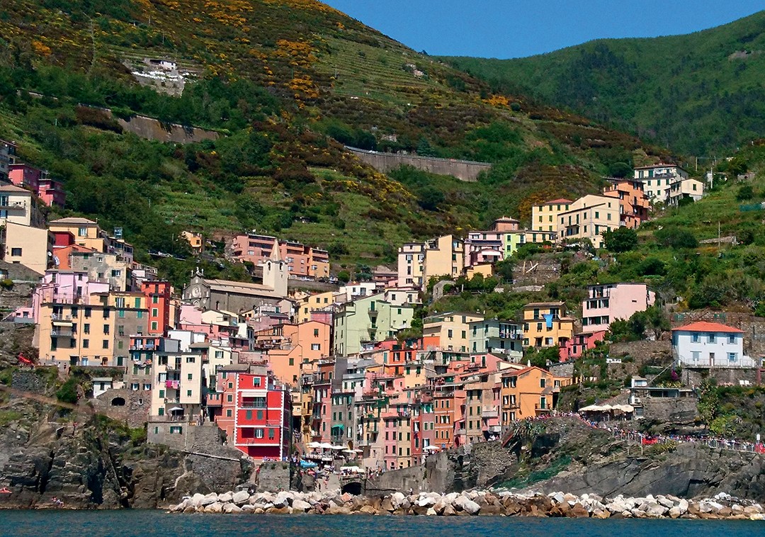 Vida sem caixa postal:  Vista de Cinque Terre, na Itália, destino visitado por Mariza Monteiro (que já esteve em outros 24 países, incluindo o Brasil) (Foto: Mariza Monteiro)