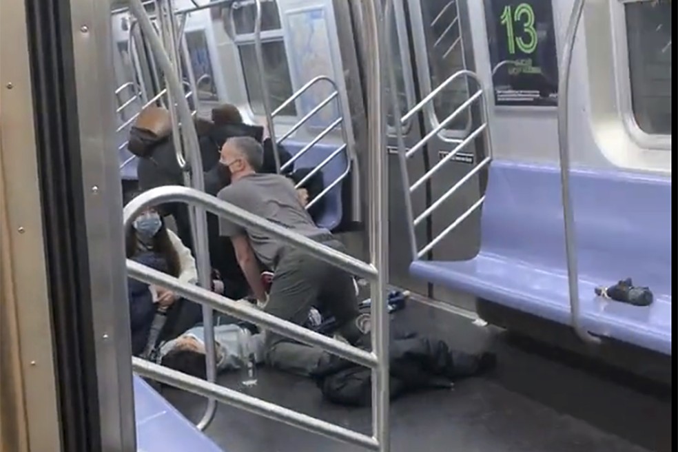 Pessoa é socorrida em um vagão do metrô no bairro do Brooklyn, em Nova York, nesta terça-feira (12) — Foto: Will B Wylde via AP