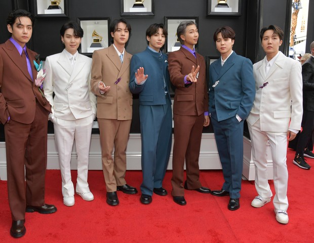 LAS VEGAS, NEVADA - APRIL 03: (L-R) V, Suga, Jin, Jungkook, RM, Jimin and J-Hope of BTS attend the 64th Annual GRAMMY Awards at MGM Grand Garden Arena on April 03, 2022 in Las Vegas, Nevada. (Photo by Lester Cohen/Getty Images for The Recording Academy) (Foto: Getty Images for The Recording A)