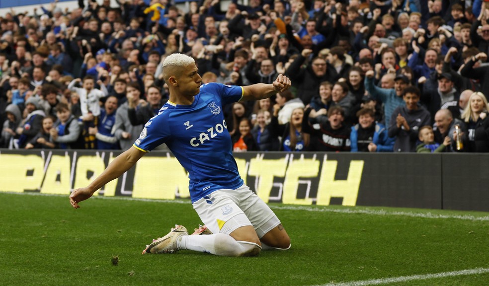 Richarlison comemora gol do Everton sobre o Chelsea — Foto: Reuters