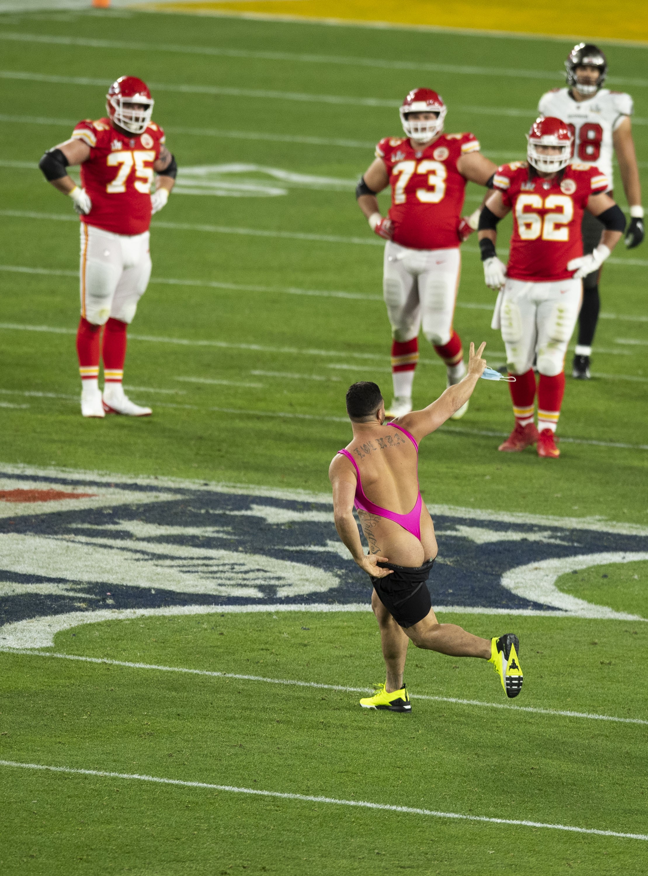 Homem invade gramado do Super Bowl LV (Foto: getty)