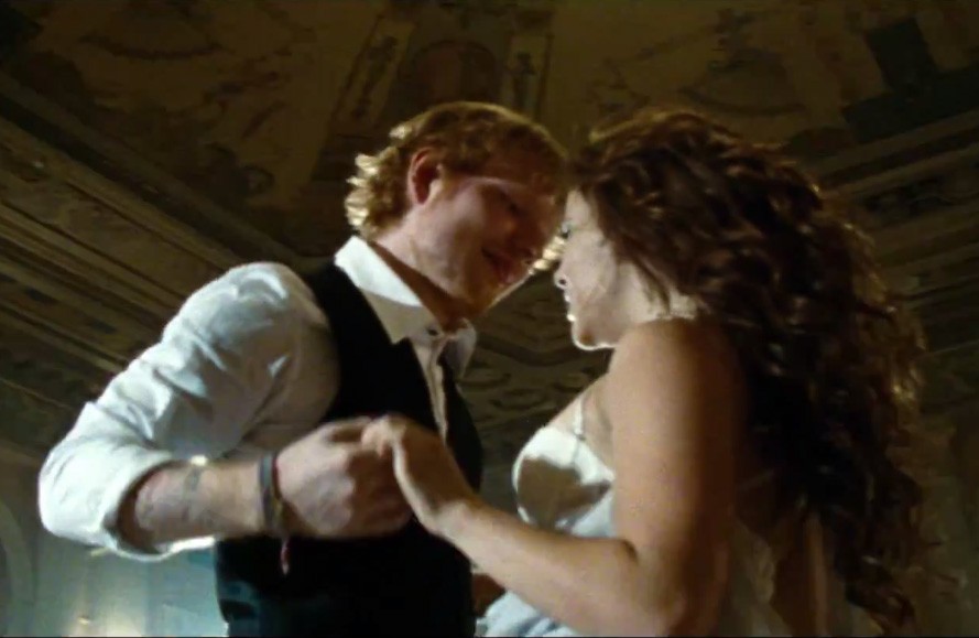 Ed Sheeran e dançarina no clipe de 'Thinking Out Loud'. (Foto: Reprodução)