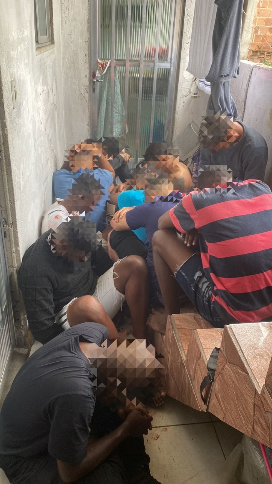 Operação policial no Complexo da Maré prende 17 homens e aprende um menor