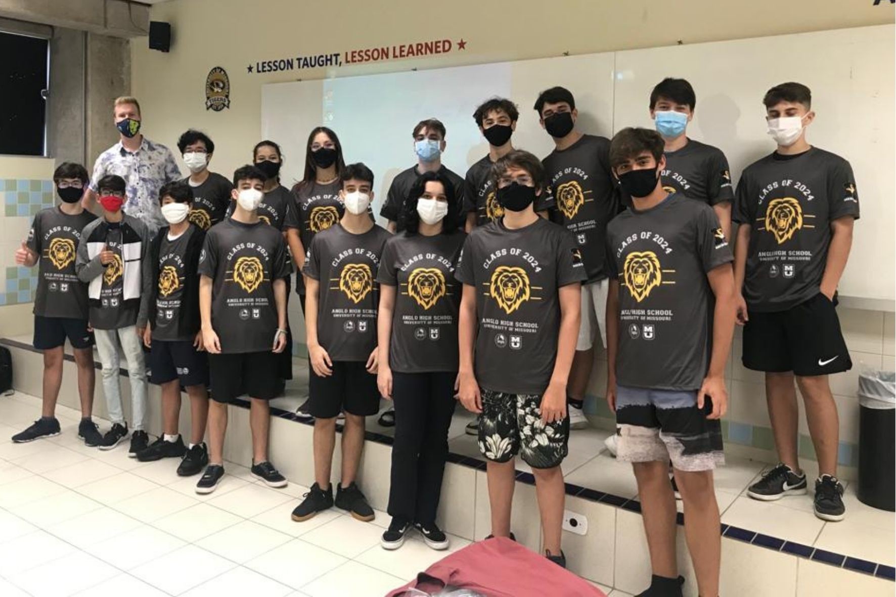 É possível cursar o High School sem sair do Brasil