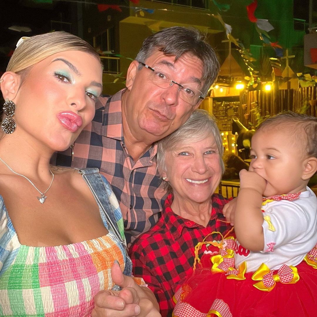 Lorena Improta posa com sua família no Arraiá da Lilica (Foto: Reprodução Instagram)