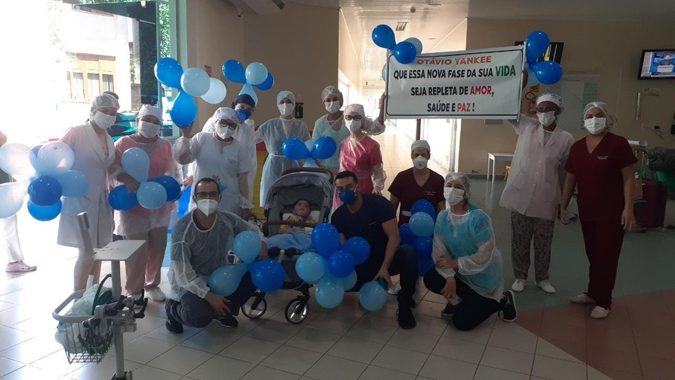 Com balões e cartaz, profissionais se despediram de menino que ficou mais de um ano morando em hospital no AC — Foto: Arquivo pessoal