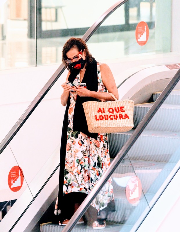 Narcisa Tamborindeguy circula em shopping no Rio (Foto: Daniel Delmiro/AgNews)