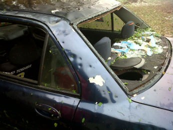 Granizo quebrou todos os vidros de um carro (Foto: Paulo André Devojanski)