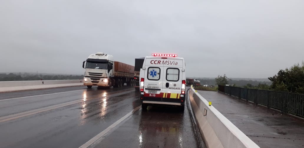 Engavetamento entre três caminhões causa congestionamento e deixa ferido na BR-163