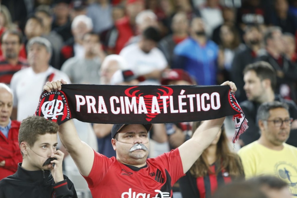 Torcedor usa bigode postiço para homenagear Sicupira — Foto: Hedeson Alves/ Gazeta do Povo