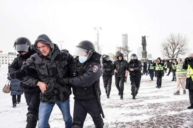 Um homem é detido em Yekaterinburg (Foto: Reuters via BBC News)