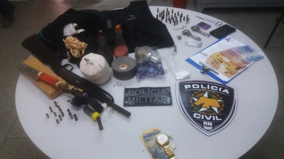 Com os presos, os policiais também apreenderam um revólver, uma espingarda, munições, drogas, dinheiro fracionado e uma bomba artesanal. — Foto: Polícia Civil do RN/Divulgação