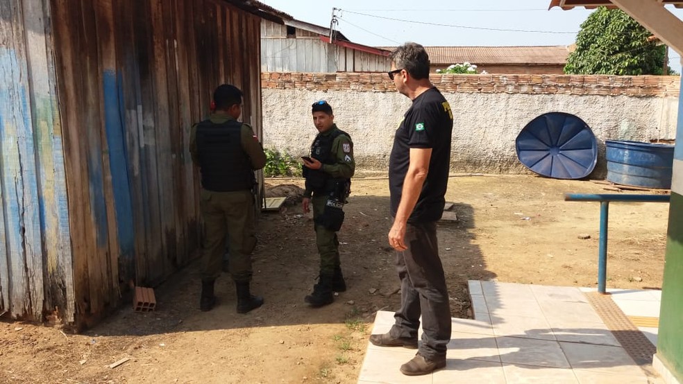 PolÃ­cia Civil e Militar abordou Manoel de Oliveira, que foi detido por suspeita de propaganda eleitoral â Foto: DivulgaÃ§Ã£o/PolÃ­cia Civil