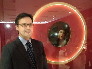 O italiano Alberto Zoffli e sua 'Medusa', no Palácio do Planalto (Foto: Priscilla Mendes/G1)