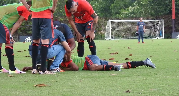 Susto! Jogador do Flamengo leva pancada no pescoço e fica desacordado durante treino