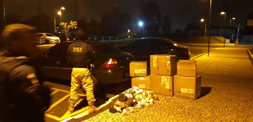 PRF informou que apreendeu seis caixas com a mercadoria ilegal — Foto: PRF/Divulgação