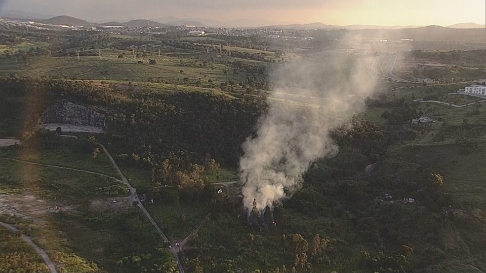 Aeronave pegou fogo após queda e as chamas se alastraram na mata — Foto: Reprodução/Globocop
