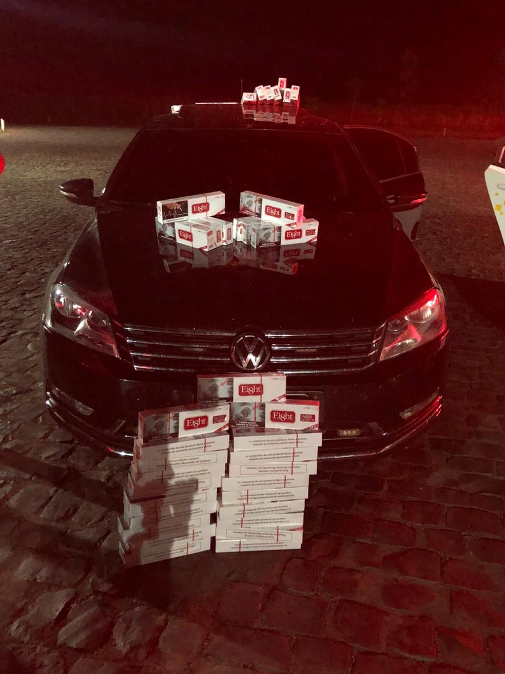Motorista abandona carro com 15 mil maços de cigarros após abordagem da polícia em Echaporã — Foto: Polícia Rodoviária/Divulgação