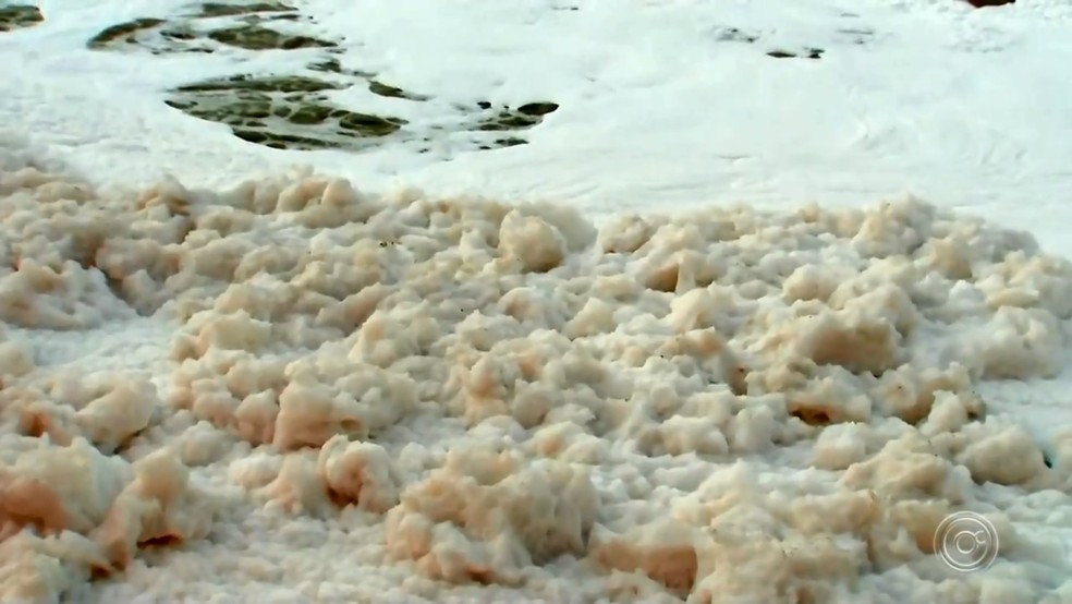 Espuma densa e tóxica toma conta do rio Tietê em Itu — Foto: TV TEM/Reprodução