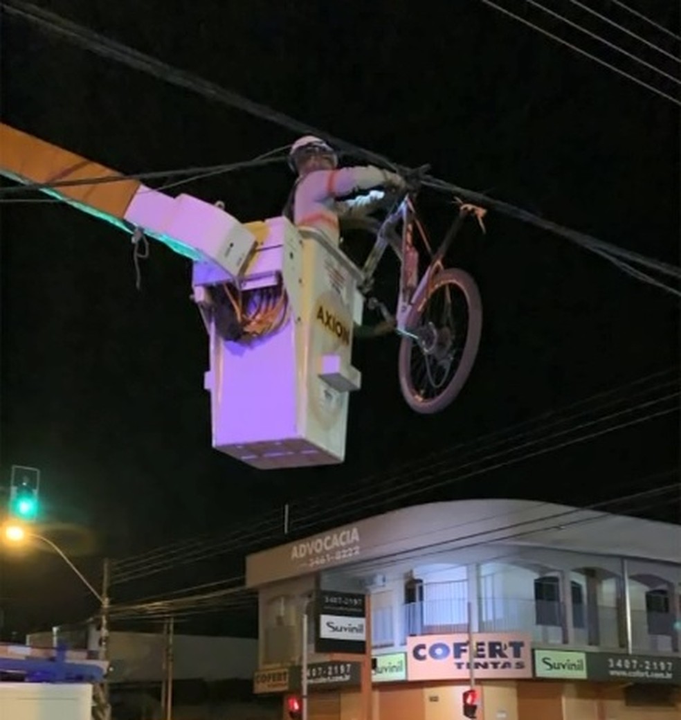 Bicicleta fica presa em rede el&eacute;trica no Jardim Ipiranga, em Americana (SP) &mdash; Foto: Reprodu&ccedil;&atilde;o/EPTV