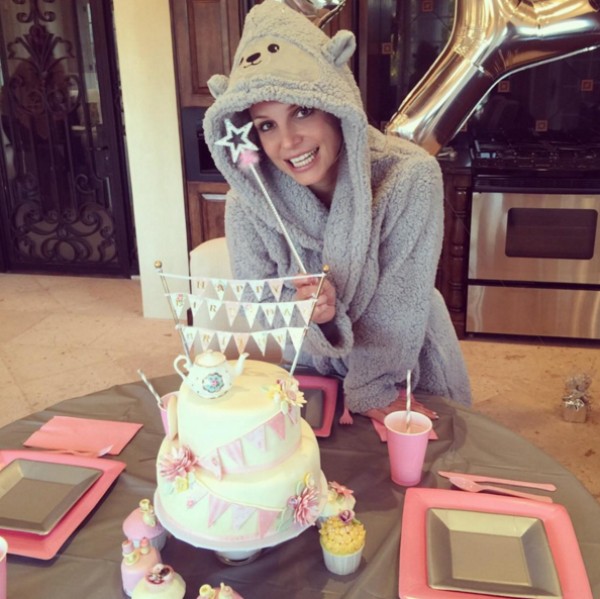 Britney Spears com seu bolo de aniversário (Foto: Reprodução/Instagram)