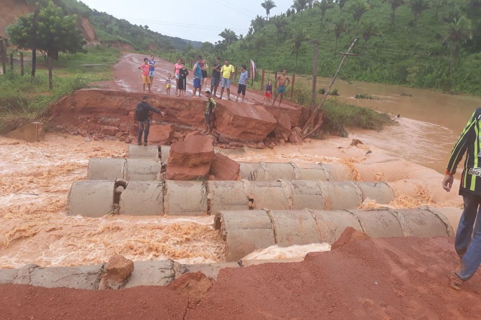 Estrada que passa por Marajá do Sena foi cortada por conta da chuva (Foto: TV Mirante)
