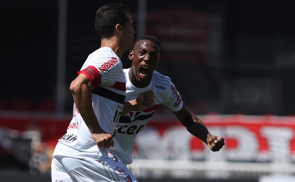 Léo vibra com gol de Hernanes: ele foi titular do São Paulo na vitória sobre o Corinthians — Foto: Rubens Chiri / saopaulofc.net