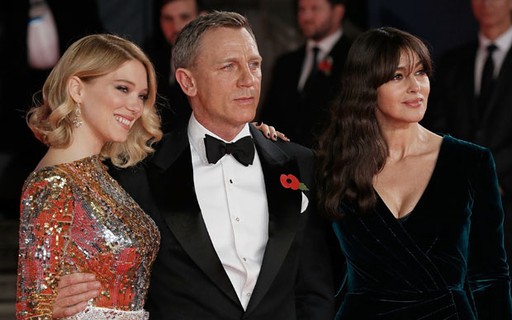 Bond James Bond Daniel Craig Posa Com Musas Ao Lancar 007 Contra Spectre Quem Quem News