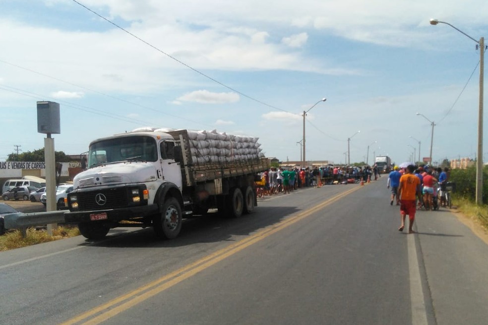 As vítimas estavam em uma moto, na BR-407, entre os bairros João de Deus e Cosme Damião. — Foto: Kris de Lima/ TV Grande Rio