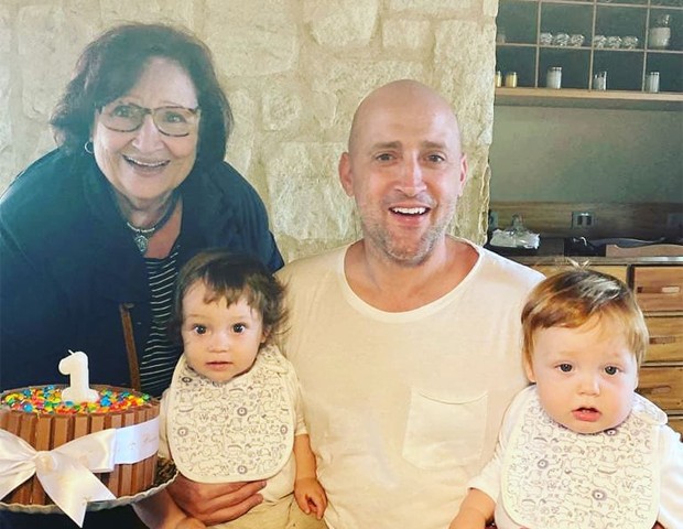 Paulo Gustavo, os filhos, Gael e Romeu, e a mãe, Déa Lucia (Foto: Reprodução / Instagram)