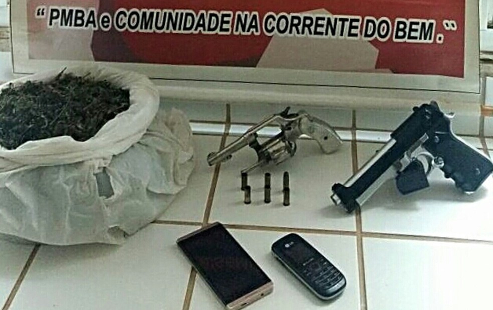Arma e droga foram apreendidas com supeito morto em confronto em Xique-Xique (Foto: SSP/ Divulgação)