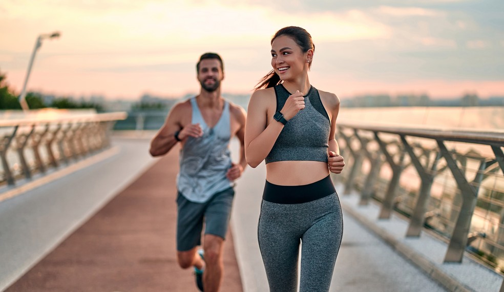 Praticar exercícios regularmente e sem exageros ajuda a prevenir a dor de cabeça — Foto: Shutterstock