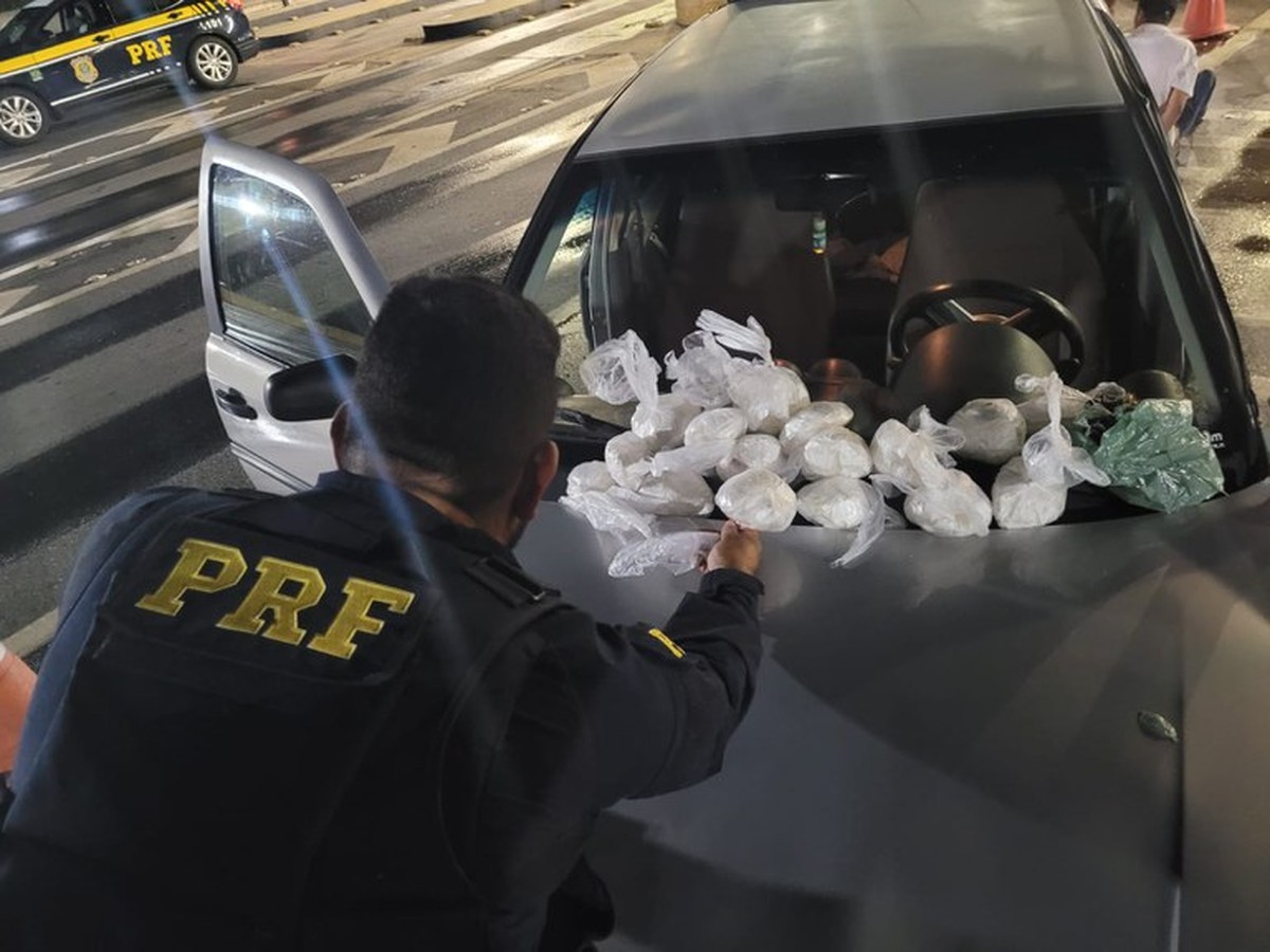 Motorista é preso com 1,5 mil papelotes de cocaína na Fernão Dias em