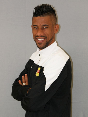 Léo Moura é apresentado nos Strikers: Vai tirar de letra jogar na armação