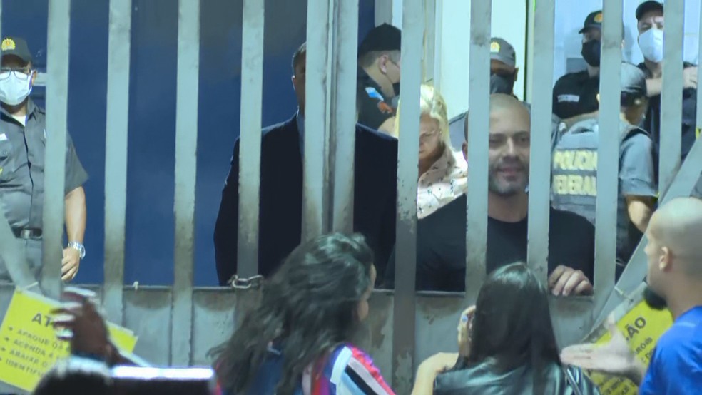 Daniel Silveira circula por batalhão prisional da PM e conversa com apoiadores — Foto: Reprodução/GloboNews