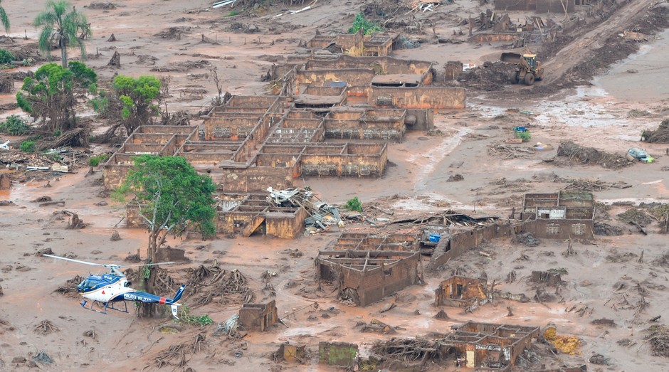 Área afetada pelo rompimento de barragem no distrito de Bento Rodrigues (Foto: Reprodução/Agência Brasil)