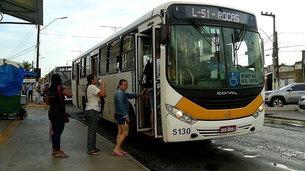 Linhas de ônibus voltam a circular no bairro das Rocas, em Natal — Foto: Inter TV Cabugi/Reprodução