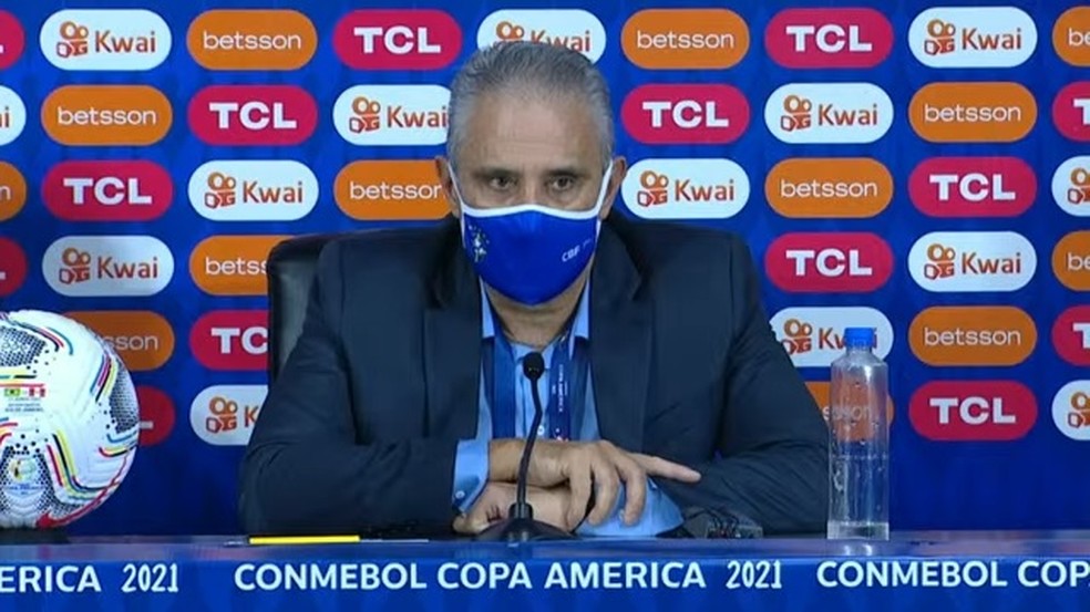 Técnico Tite em entrevista coletiva após a goleada do Brasil sobre o Paraguai — Foto: Reprodução