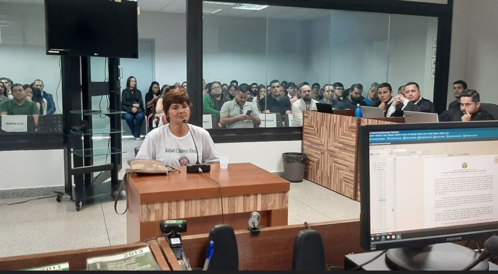 Neide Frota, mãe da vítima, foi a segunda testemunha a ser ouvida no júri  — Foto: Victor Lebre/g1
