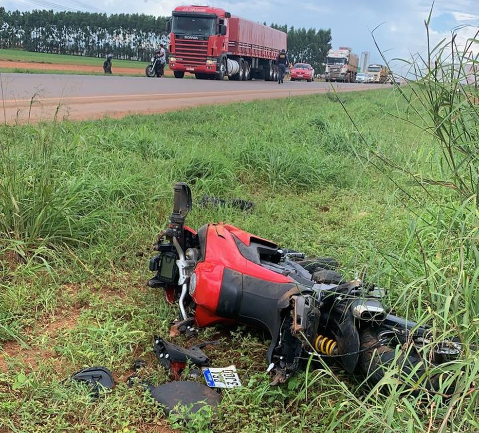 Traseira de moto ficou destruída — Foto: Divulgação