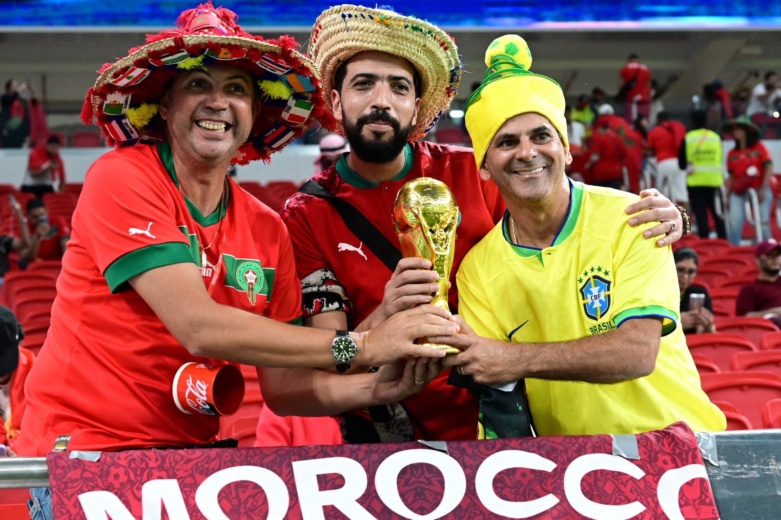 E tem brasileiro fazendo a festa com torcedores do Marrocos — Foto: FADEL SENNA/AFP