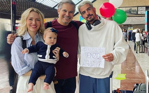 Enzo Celulari é recebido com festa em aeroporto na Itália por Edson Celulari e Karin Roepke