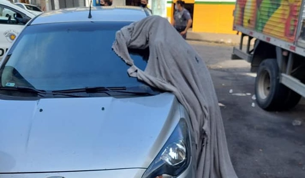 Rigidez precoce pode ter sido a causa de homem ter morrido 'em pé' encostado em carro em Santos, SP — Foto: g1 Santos