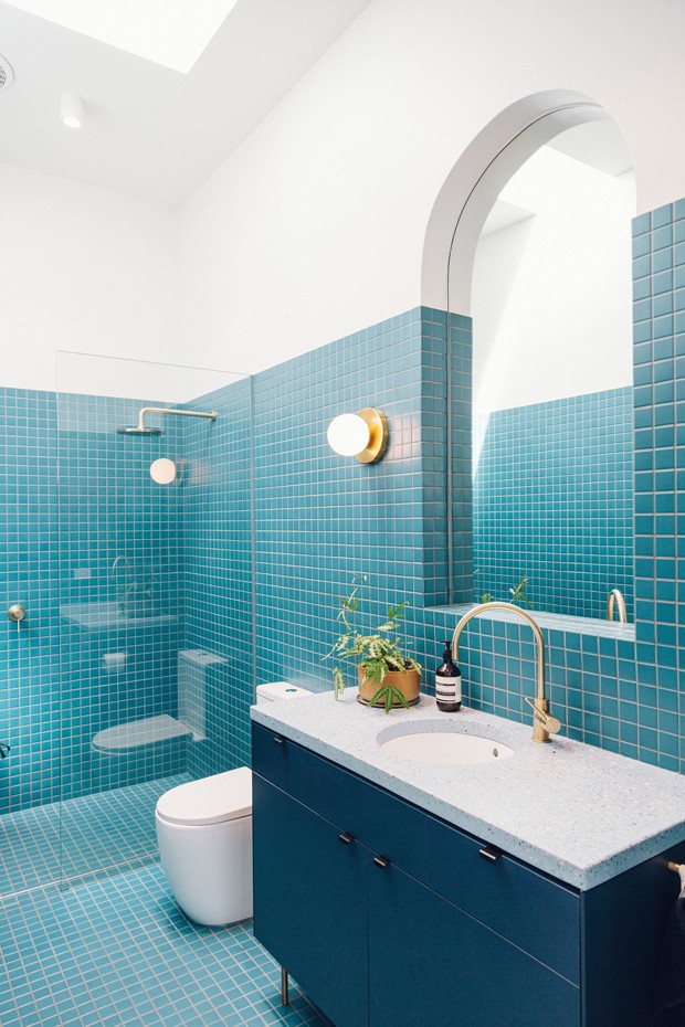 Banheiro pequeno com azulejo azul